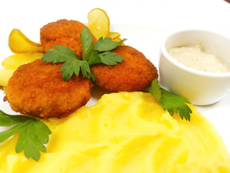 Биточки куриные с картофельным пюре