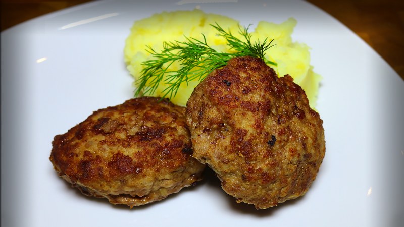 Куриная котлета с пюрешкой