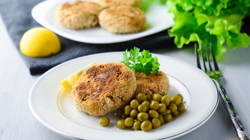 Рыбные котлетки с картофельным пюре