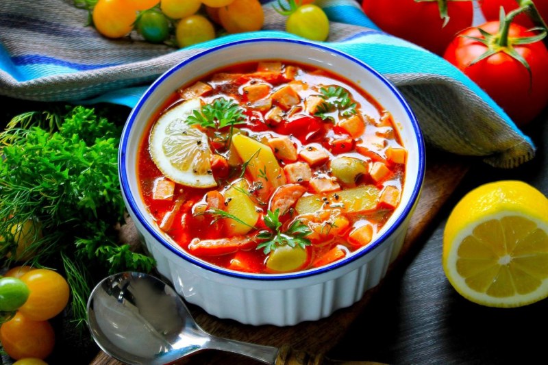 Солянка с оливками и лимоном