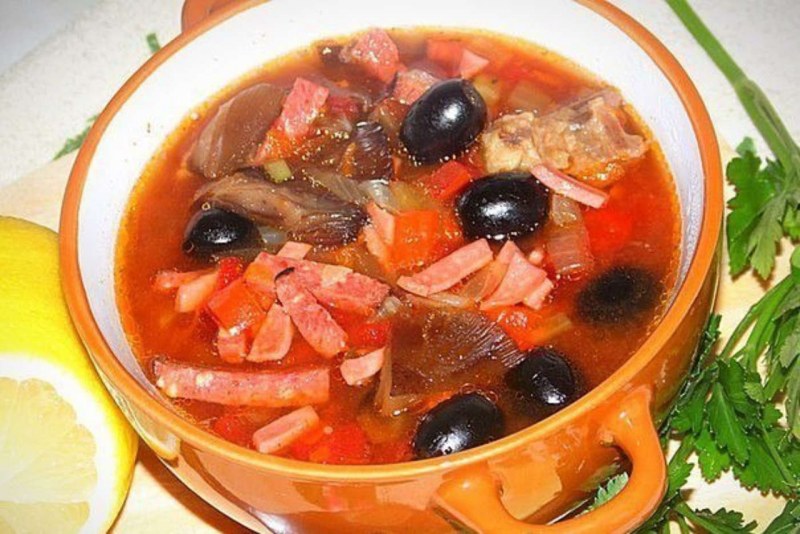Солянка с копченой колбасой