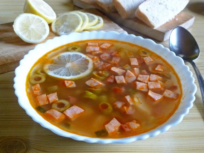 Солянка с копченой колбасой