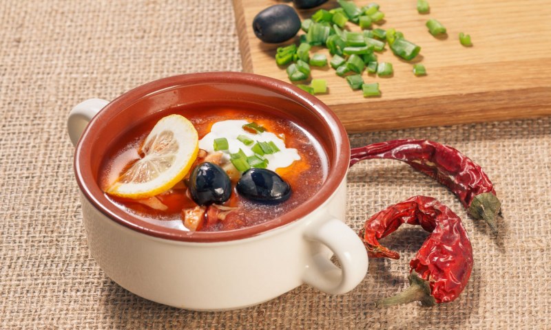 Борщ с оливками и лимоном