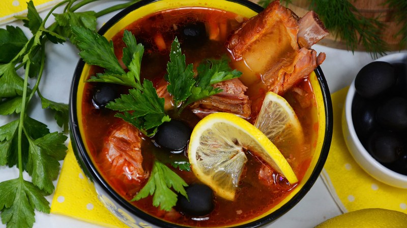 Солянка с копчеными ребрышками