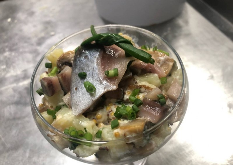 Салат из селёдки солёной
