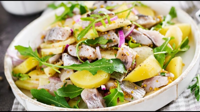 Салат с селёдкой и яблоком