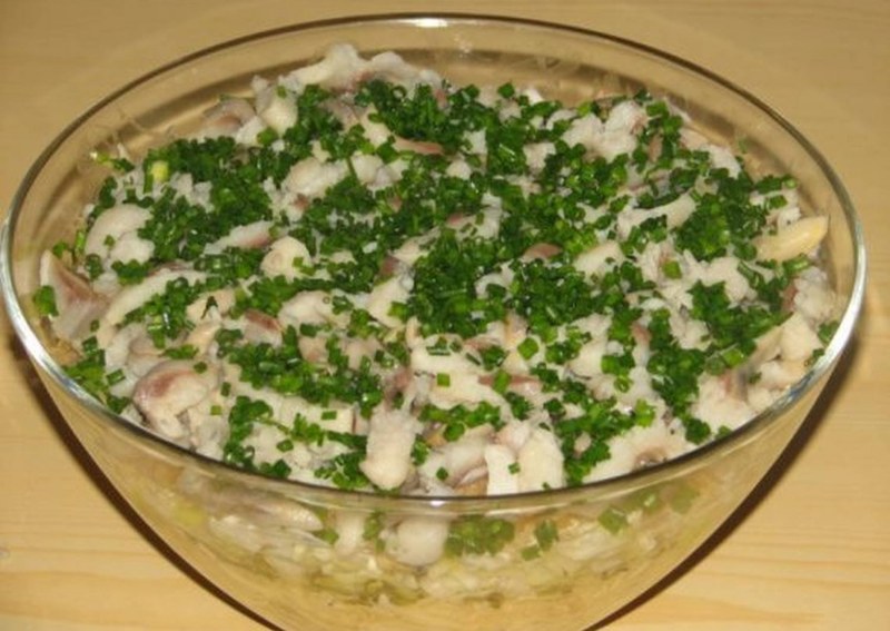 Салат с горошком и луком