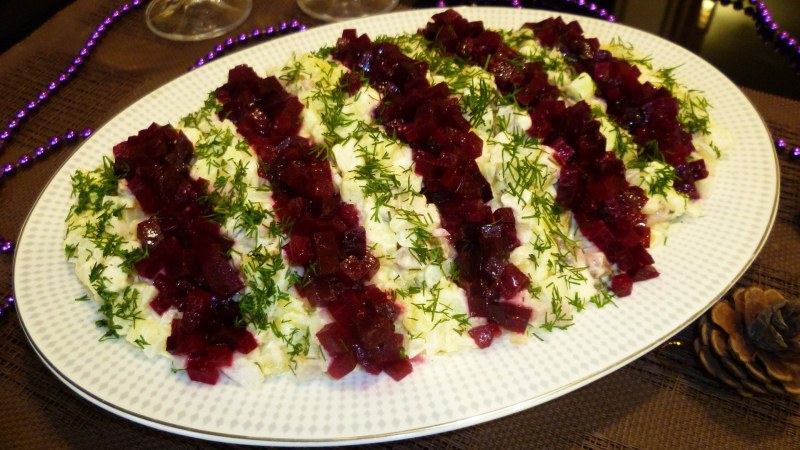 Салат с селедкой и кукурузой