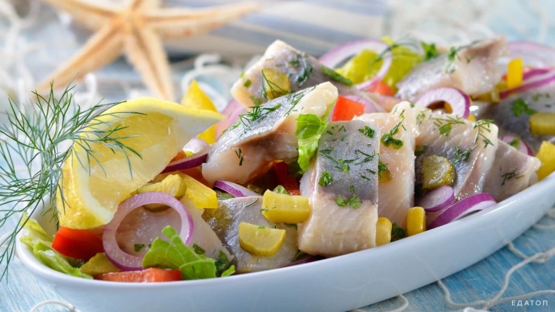 Салат с селедкой и горошком