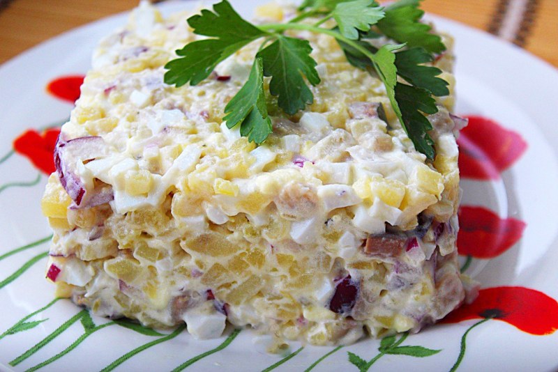 Салат с сельдью и яблоком