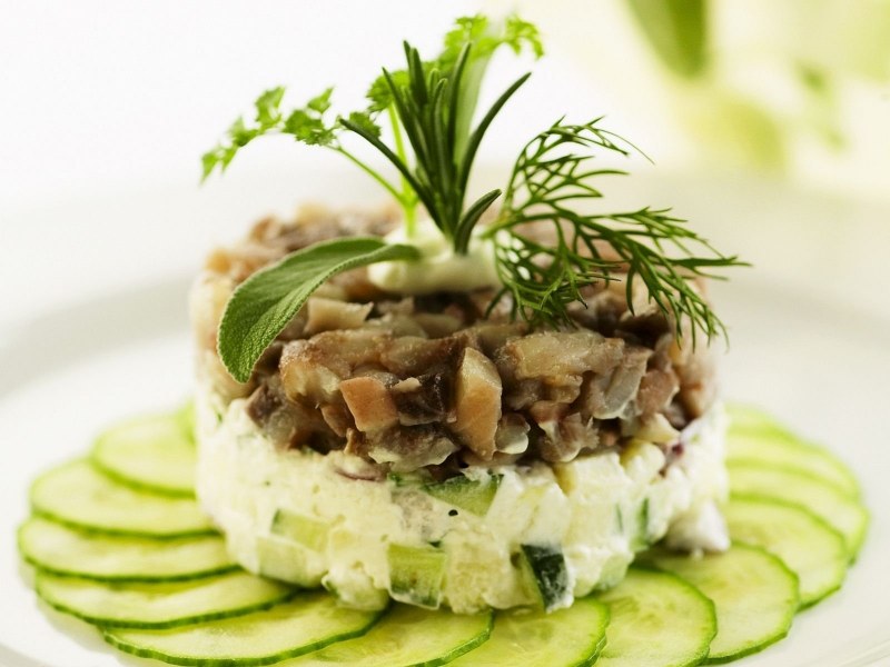 Салат с селедкой и огурцами