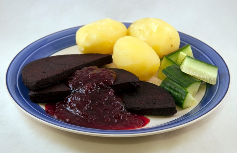 Кровяная колбаса с брусничным соусом