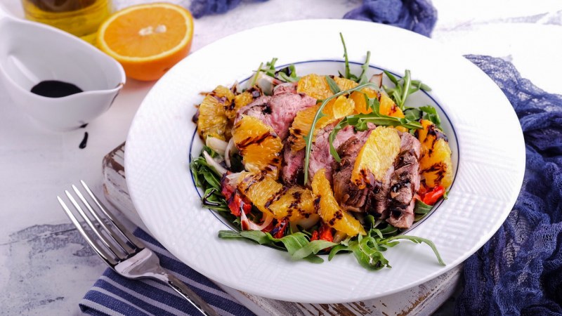 Салат с миксом салата, уткой, апельсинами и брусничным соусом