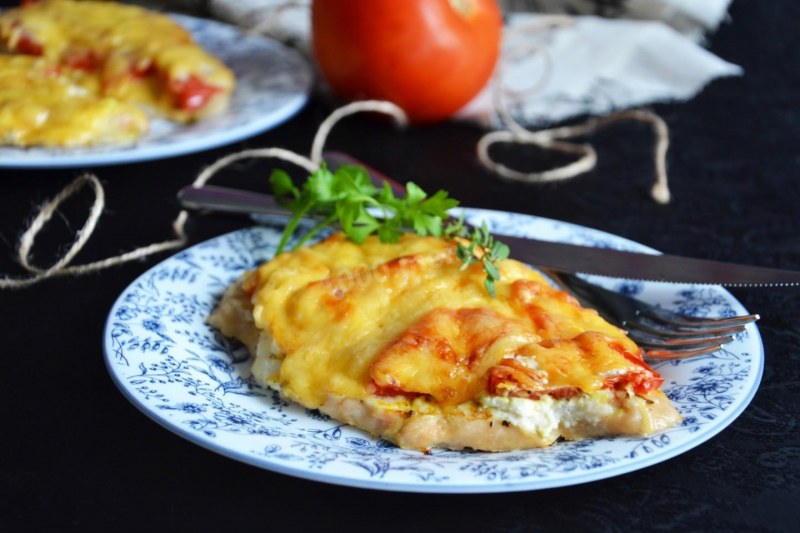 Куриная отбивная с помидором и сыром в духовке
