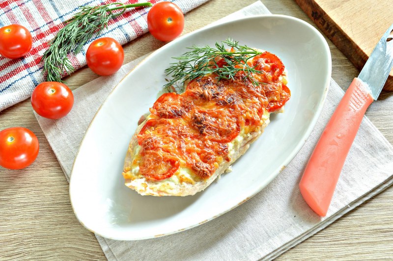 Отбивная куриная грудка с помидорами и сыром в духовке