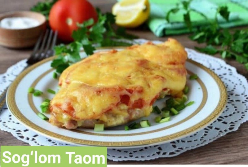 Куриное филе запеченное с помидорами и сыром