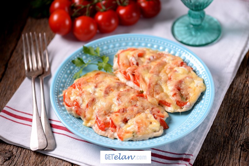 Отбивное куриное филе в духовке с помидорами и сыром в духовке