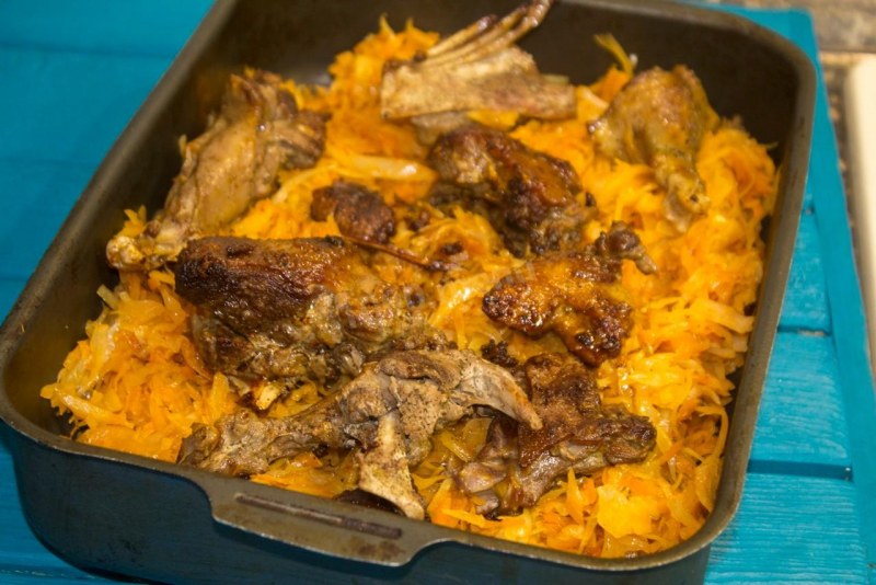 Курица с квашеной капустой в духовке