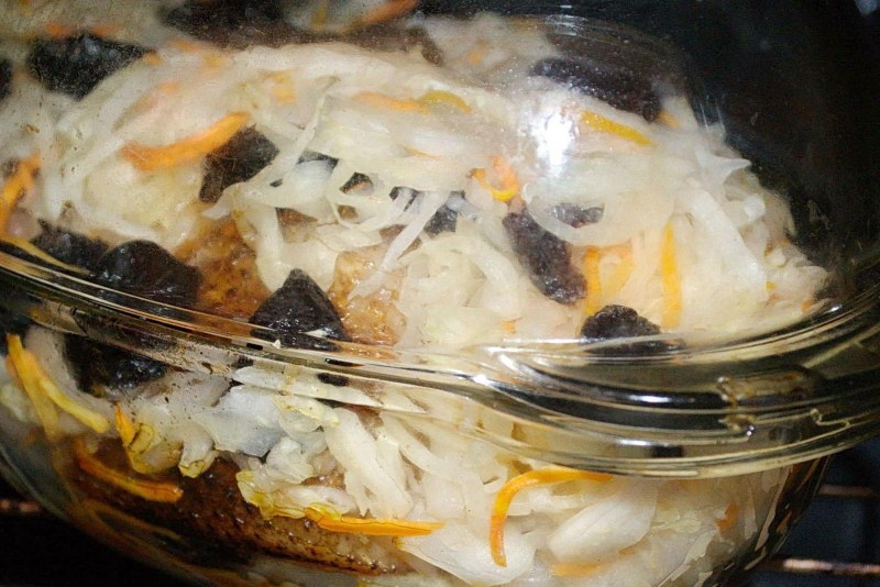 Гусь в духовке с капустой квашеной