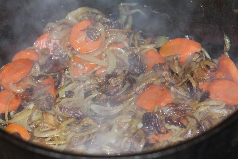 Утка в казане с луком и морковью