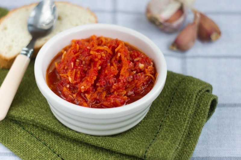 Аджика с яблоками