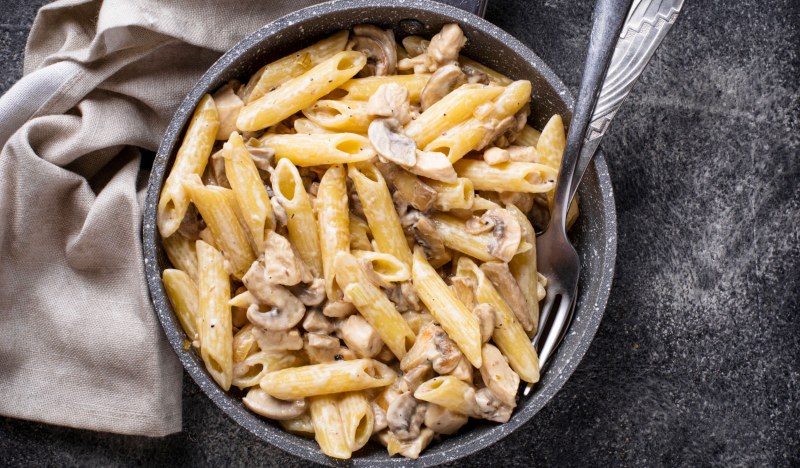 Паста пенне с курицей и грибами