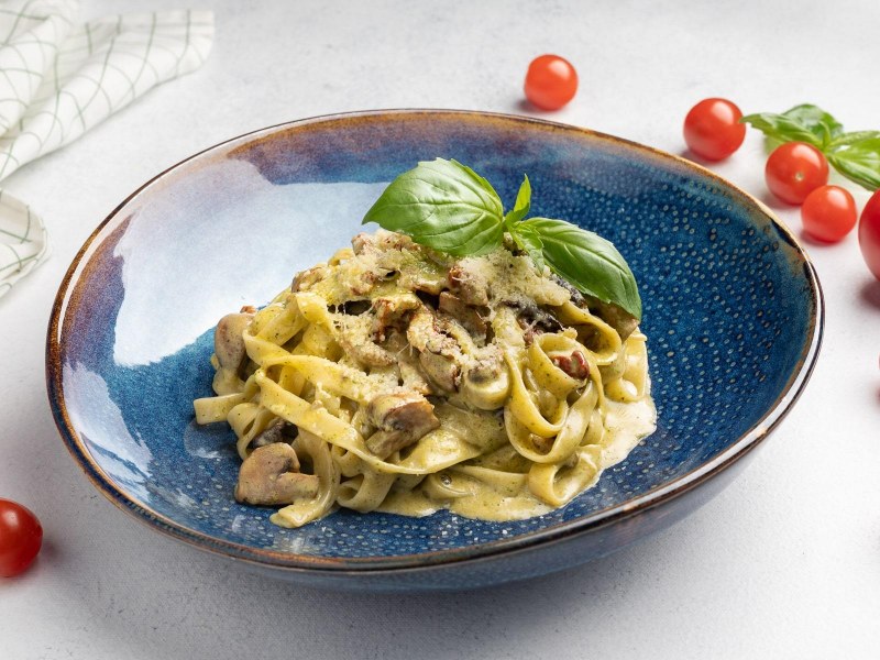 Паста тальятелле с курицей и грибами