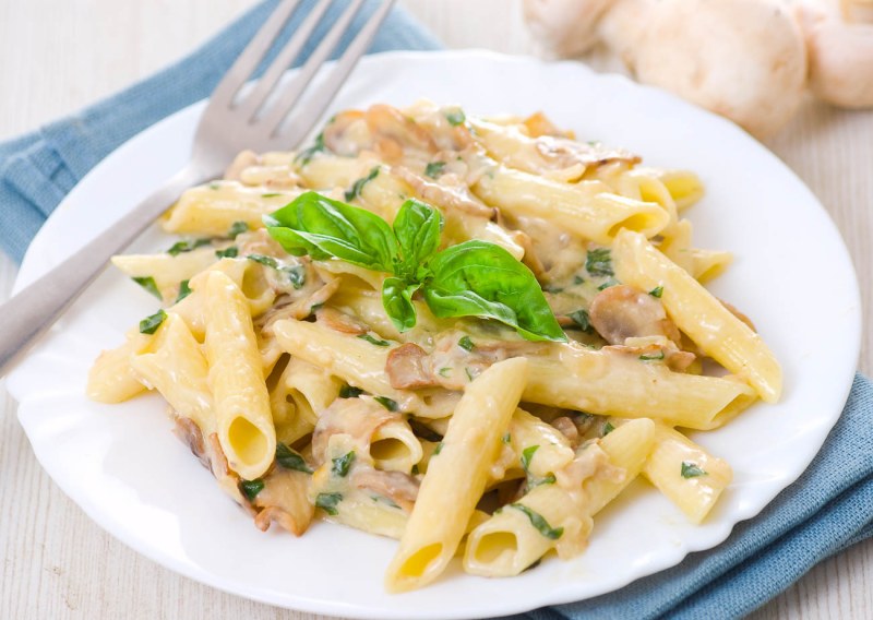 Паста пенне с курицей и грибами
