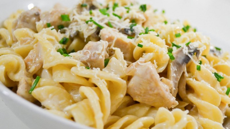 Паста карбонара с курицей и грибами