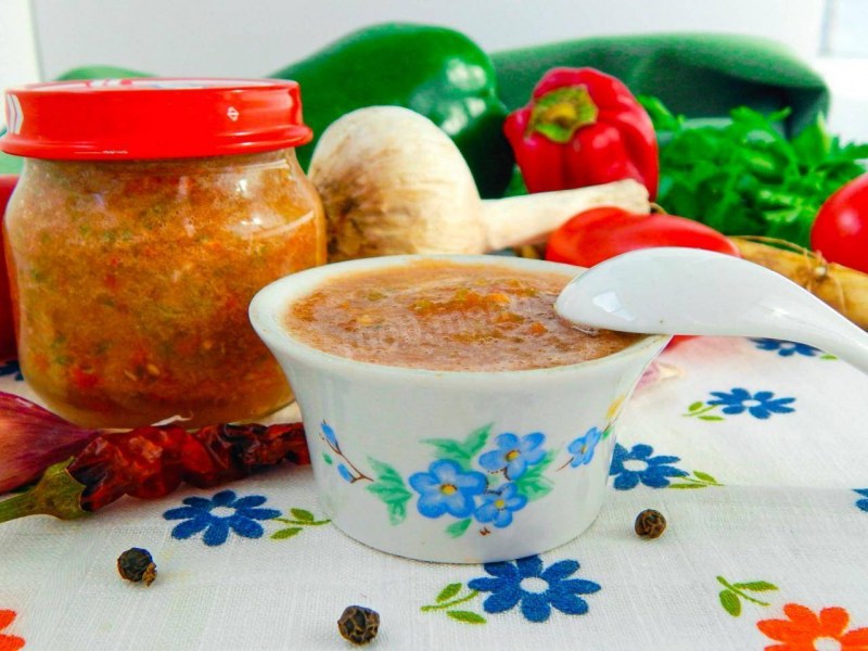 Аджика из помидор и перца