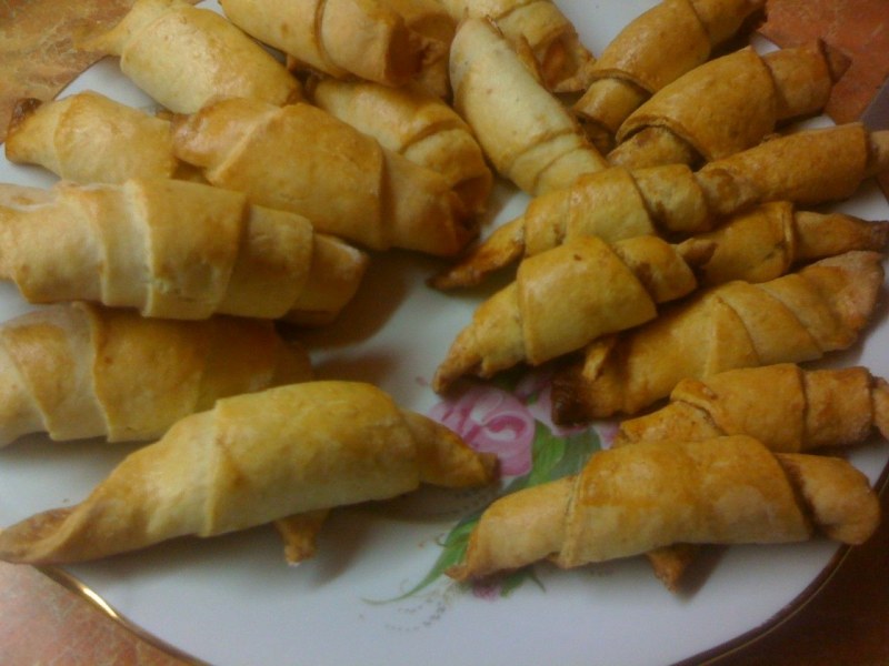 Рогалики с сосисками из слоеного теста