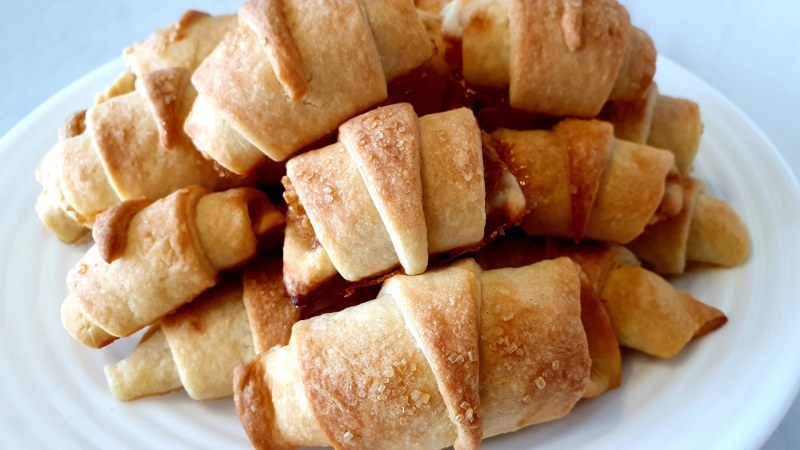 Песочные рогалики с яблоком и корицей