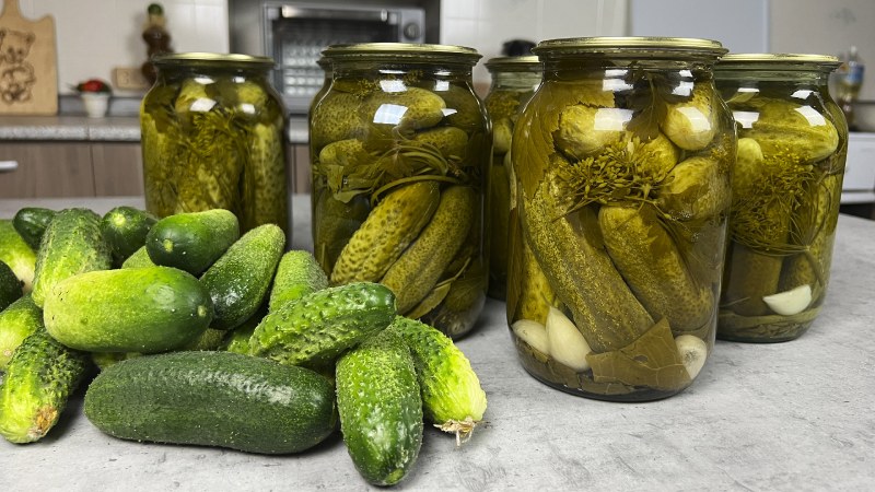 Банки с огурцами