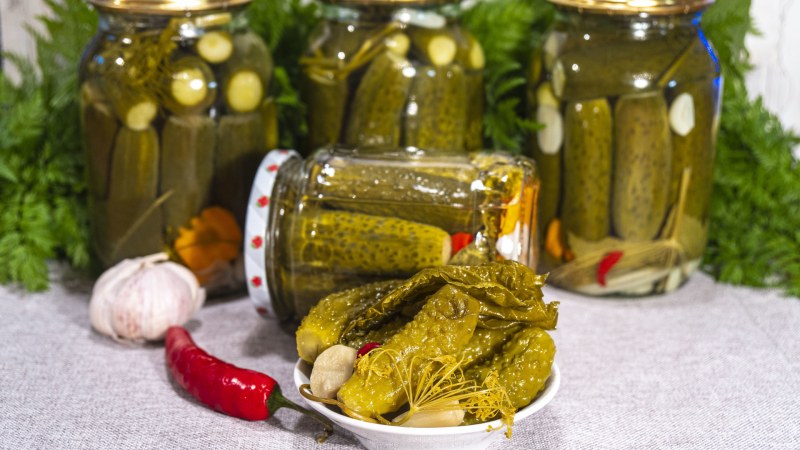 Хрустящие маринованные огурцы "Кровавая Мэри"
