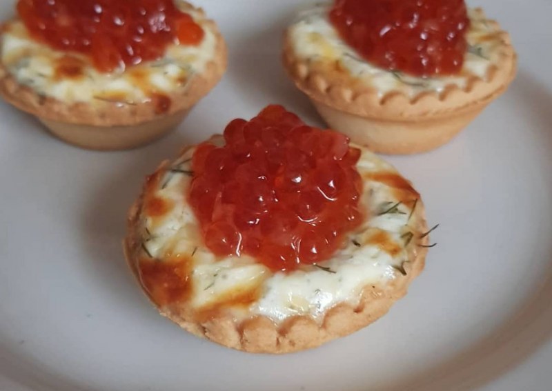 Корзиночки с крабовыми палочками яйцом