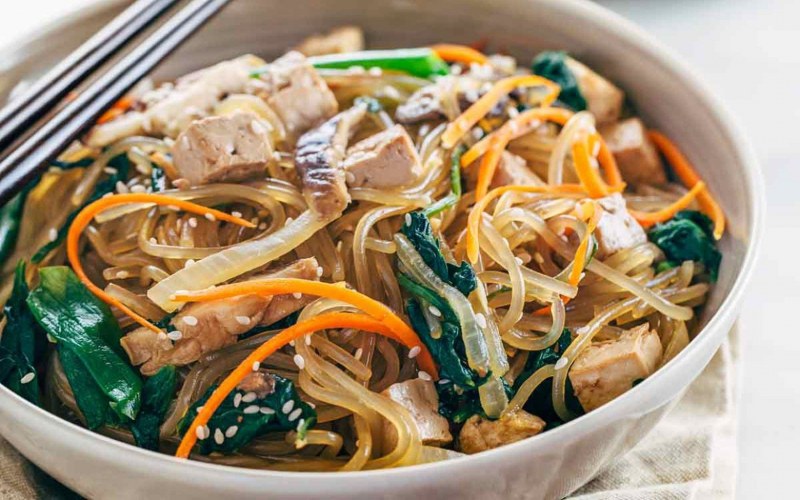 Салат с фунчозой и корейской морковью и курицей