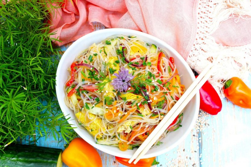 Салат с фунчозой и курицей и грибами и корейской морковью