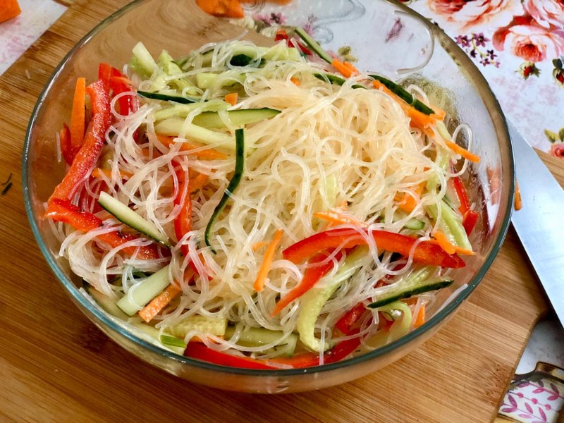 Фунчоза с курицей и болгарским перцем