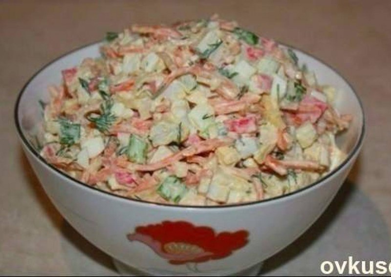 Салат с крабовыми палочками и рисом