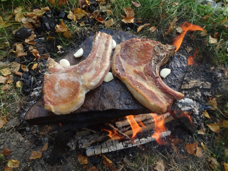 Мясо на вулканическом Камне