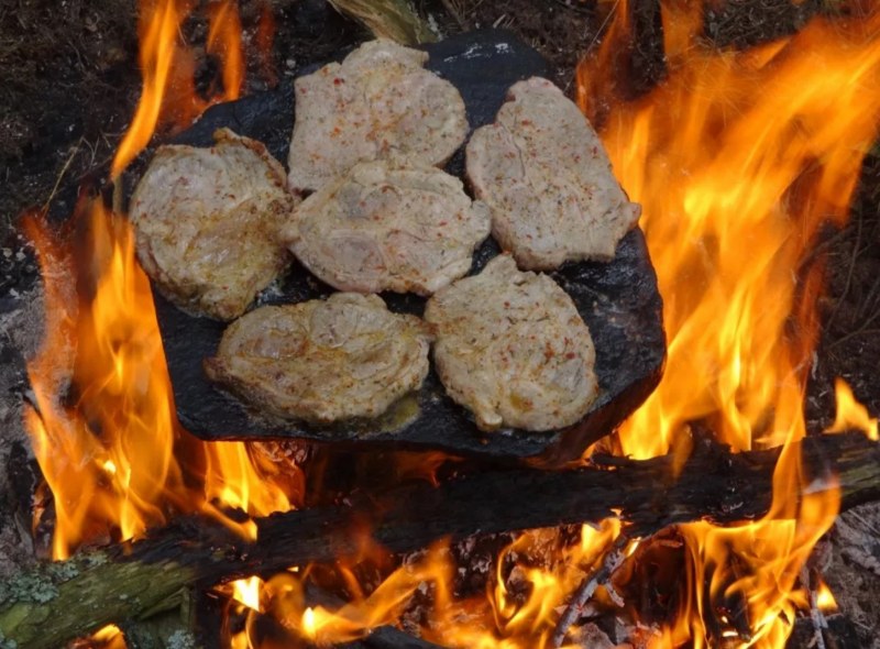 Мясо на Камне на костре