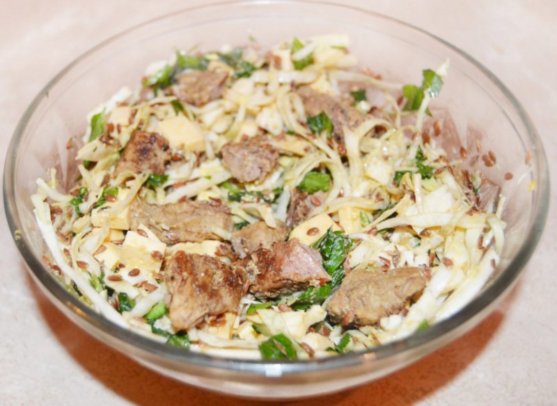 Салат с капустой и говядиной