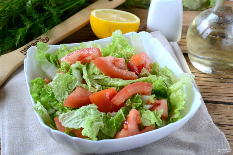 Салат с пекинской капустой и кукурузой и колбасой