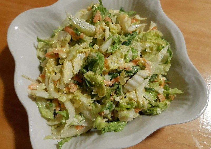 Пекинская капуста с кукурузой и огурцами