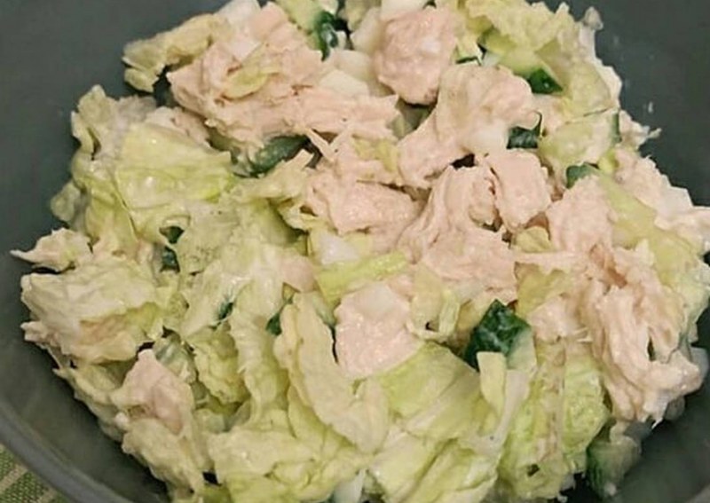 Салат с крабовыми палочками и пекинской капустой