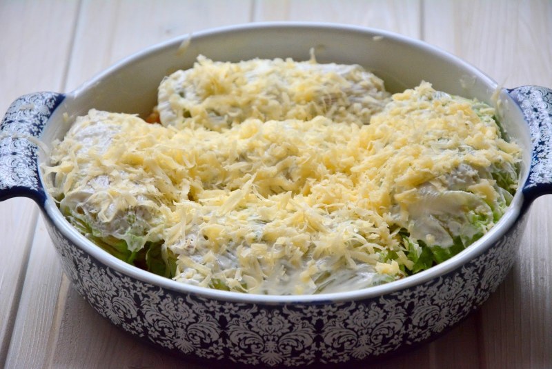 Салат с пекинской капустой и кукурузой сухариками