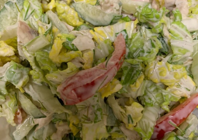 Салат с крабовыми палочками и пекинской капустой