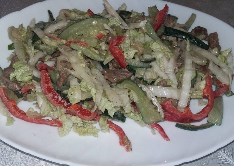 Салат с пекинской капустой и болгарским перцем