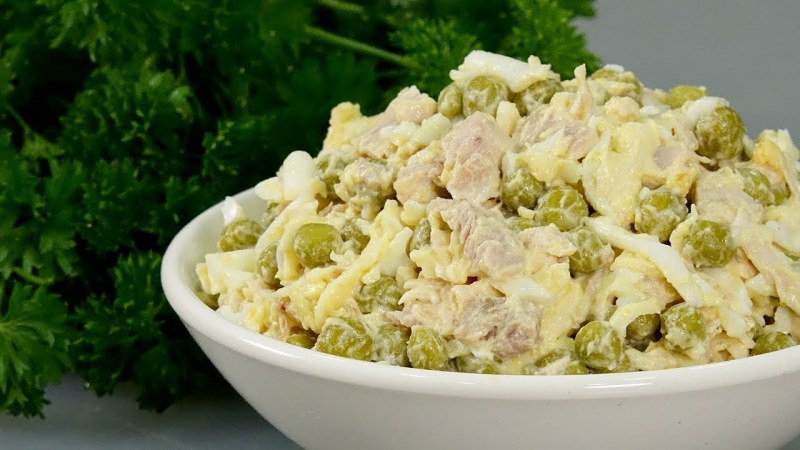Тайский салат с говядиной и болгарским перцем и кунжутом