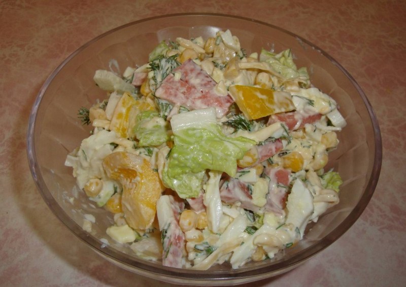 Салат с ветчиной и болгарским перцем и кукурузой